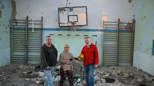 Conspiranoicos viajan al corazón de la guerra en Ucrania que creen imaginaria