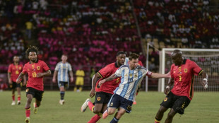 Argentina vence amistoso contra Angola (2-0) com gol e assistência de Messi