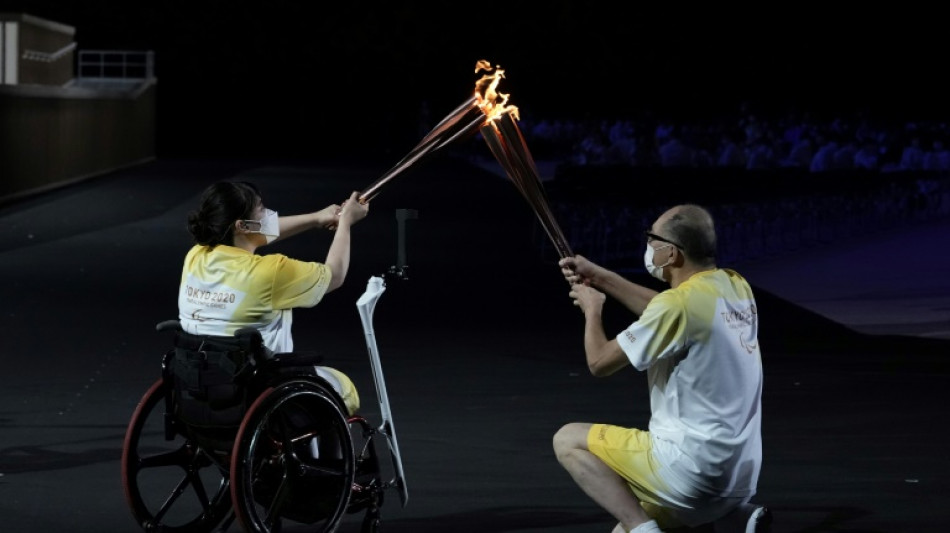 Sous une pluie battante, la flamme des Jeux paralympiques allum&eacute;e en Angleterre