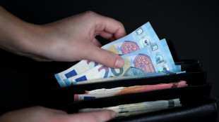 Unbekannter steckt 24-Jährigem in Kneipe hunderte Euro ins Hemd