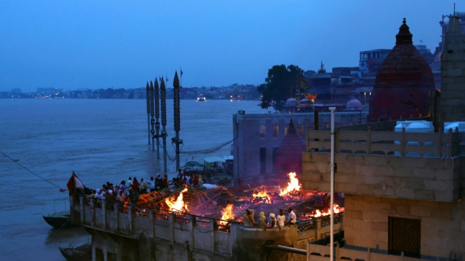 Le long du fleuve sacr&eacute; de l'Inde, derniers moments apais&eacute;s avant la mort
