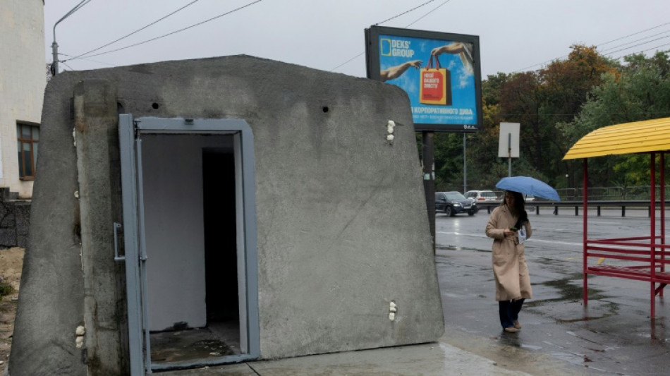 Ukraine: la municipalit&eacute; de Kiev installe son premier abri antia&eacute;rien dans la rue