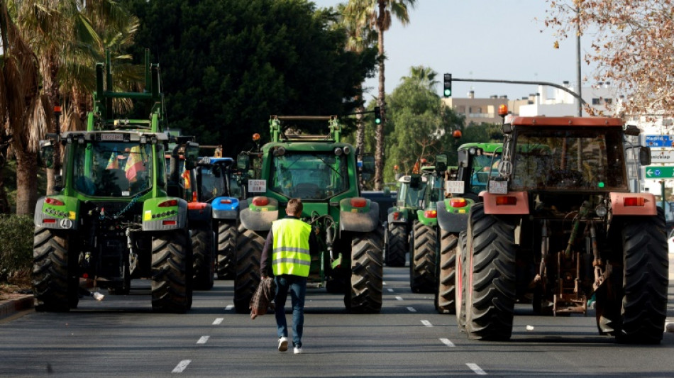 Agricultores bloquean con tractores varias carreteras en Espa&ntilde;a