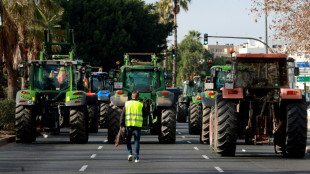 Agricultores bloquean con tractores varias carreteras en Espa&ntilde;a