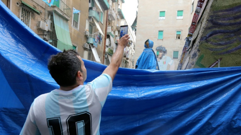La célebre "plaza Maradona" de Nápoles, cerrada por comerciantes descontentos