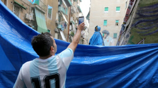 La célebre "plaza Maradona" de Nápoles, cerrada por comerciantes descontentos