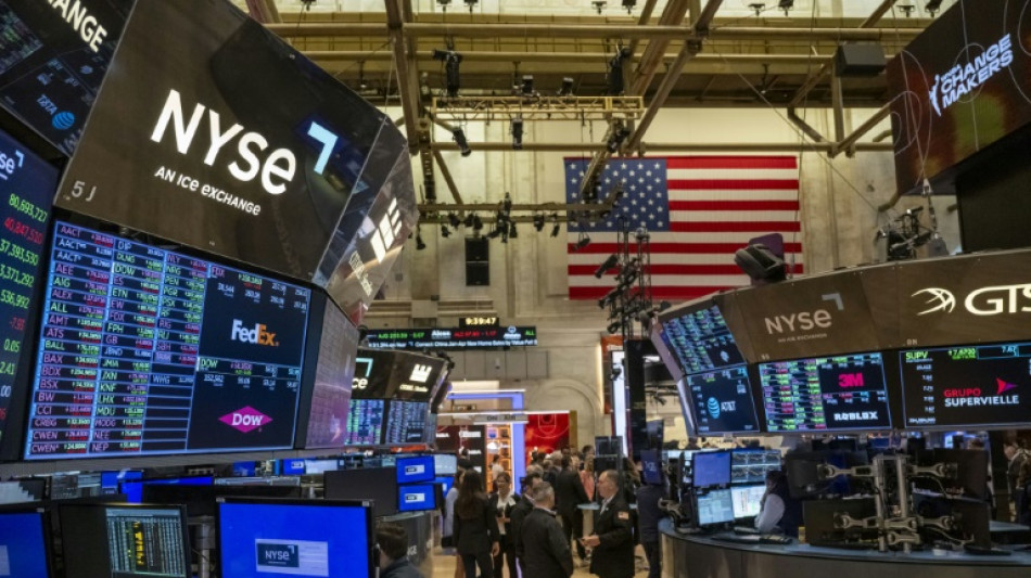 Wall Street ouvre en l&eacute;g&egrave;re baisse, en attendant de nouveaux indicateurs
