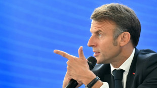 La izquierda radical francesa busca apoyo para proceso de destituci&oacute;n de Macron
