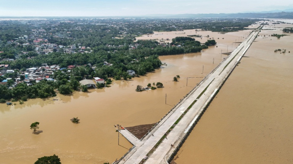 Filipinas se recupera de la devastación por el tifón que dejó 25 muertos