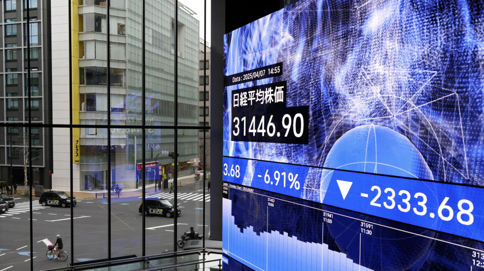 Borsa Tokyo: chiusura in aumento (+0,77%), aggiorna record