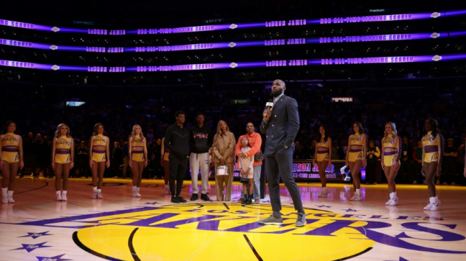 NBA: L.A. c&eacute;l&egrave;bre LeBron meilleur marqueur, les Bucks plombent les Lakers