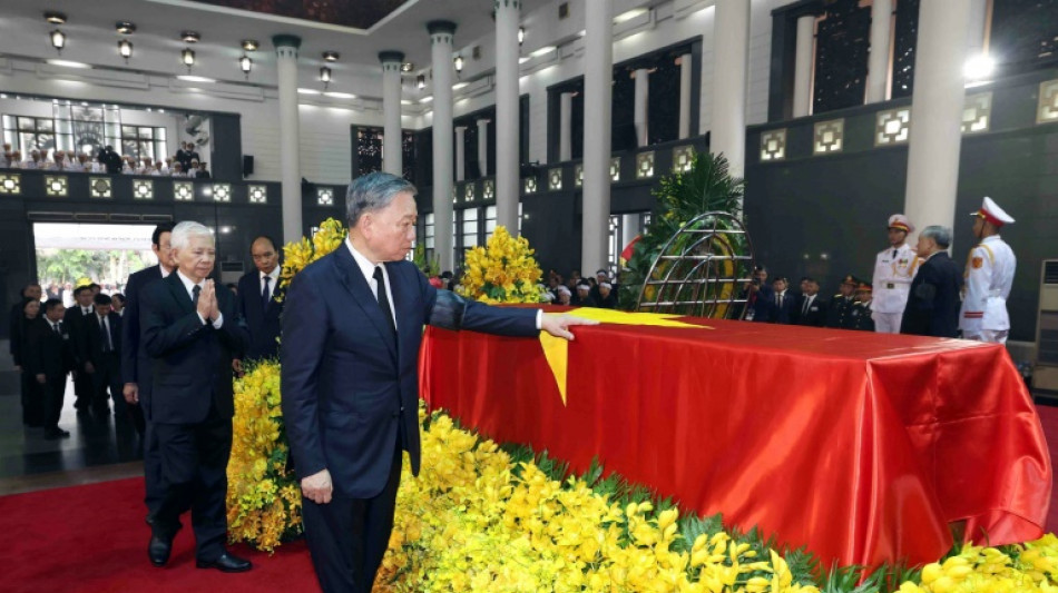 Miles de personas despiden al l&iacute;der de Vietnam en su funeral
