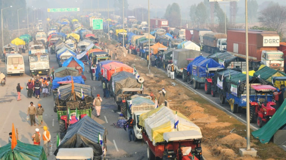 En Inde, des agriculteurs r&eacute;volt&eacute;s devant des barrages policiers