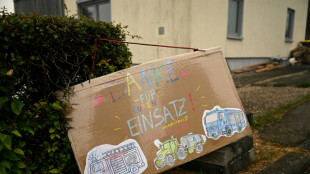 Merz dankt Einsatzkr&auml;ften nach Brand in H&uuml;rtgenwald - Kanzler-Auftritt von Pfiffen begeleitet
