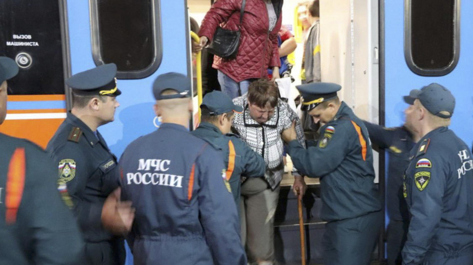 Crolla un ponte e deraglia un treno in Russia, tre morti