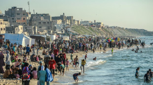 Los gazat&iacute;es se dan un respiro en la playa, como antes de la guerra