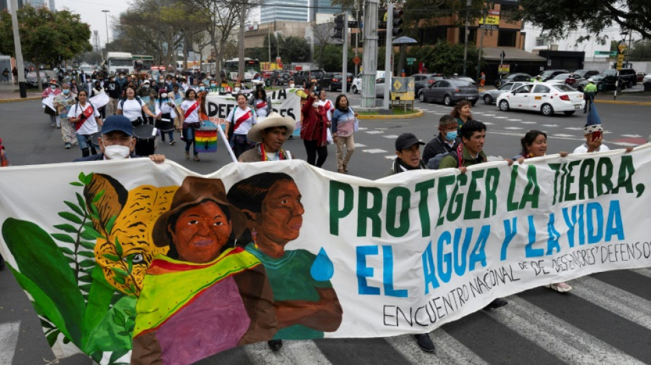 Ind&iacute;genas peruanos marchan para exigir fin de asesinatos en la Amazon&iacute;a