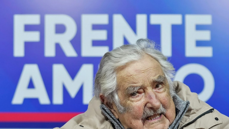 Expresidente uruguayo Mujica sale del hospital y asiste a acto pol&iacute;tico