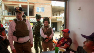 Las autoridades de Colombia visitan la zona donde el ej&eacute;rcito lanz&oacute; una ofensiva antiguerrilla