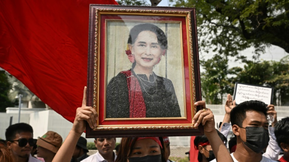 La l&iacute;der opositora birmana Suu Kyi es transferida a arresto domiciliario