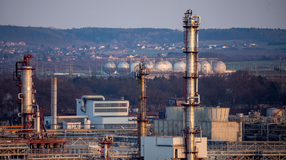 ++ Il petrolio prosegue la discesa, il brent a 98,5 dollari ++