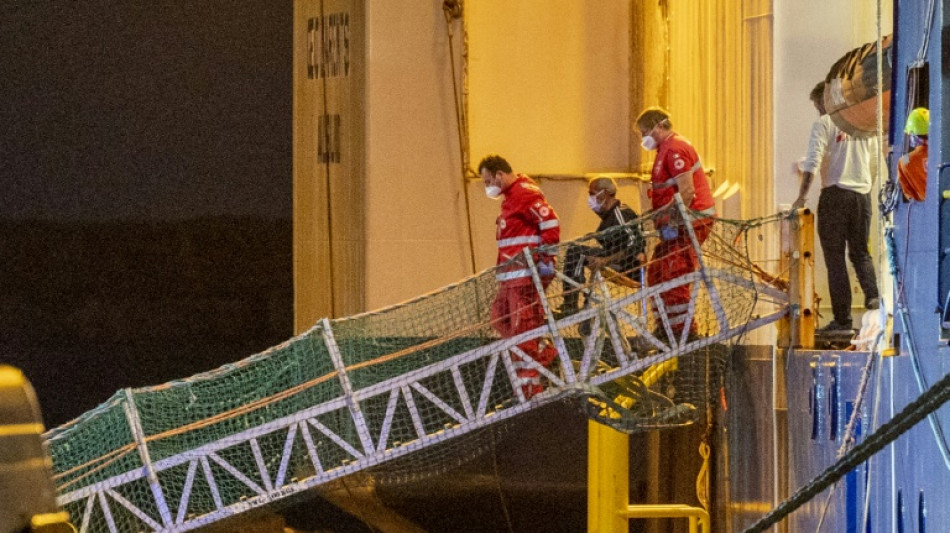 Italien l&auml;sst einen Teil der Fl&uuml;chtlinge von zwei Rettungsschiffen an Land
